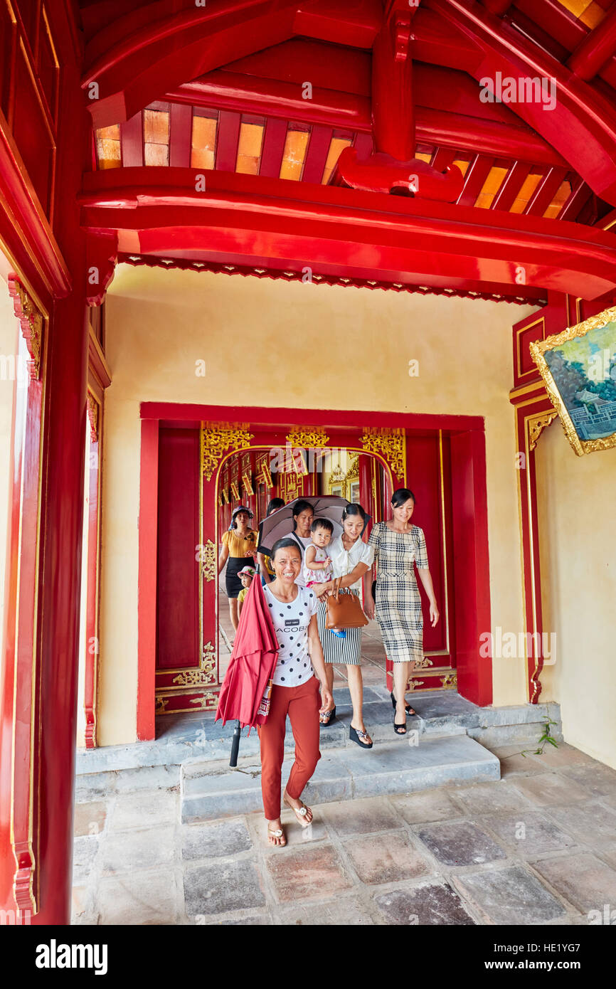 Aprire la galleria in Khon Thai (residenza della regina appartamento privato). Città Imperiale, tonalità, Vietnam. Foto Stock