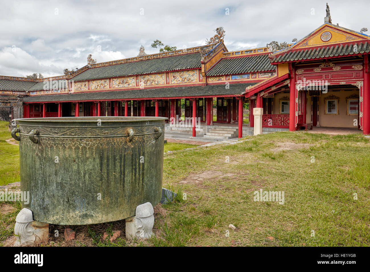 Calderone di bronzo in Khon Thai (residenza della regina appartamento privato). Città Imperiale, tonalità, Vietnam. Foto Stock