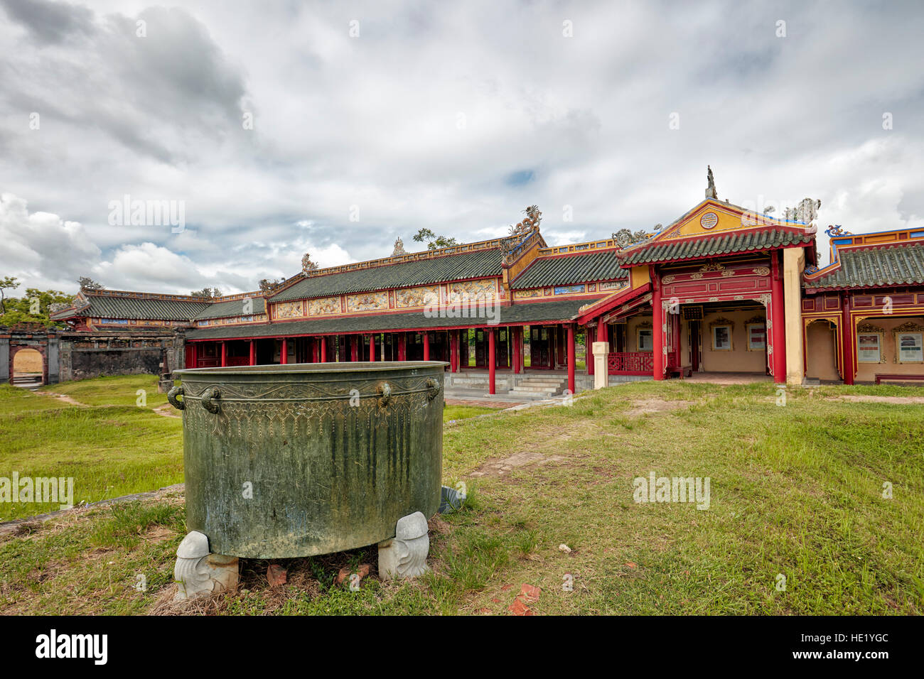 Calderone di bronzo in Khon Thai (residenza della regina appartamento privato). Città Imperiale, tonalità, Vietnam. Foto Stock