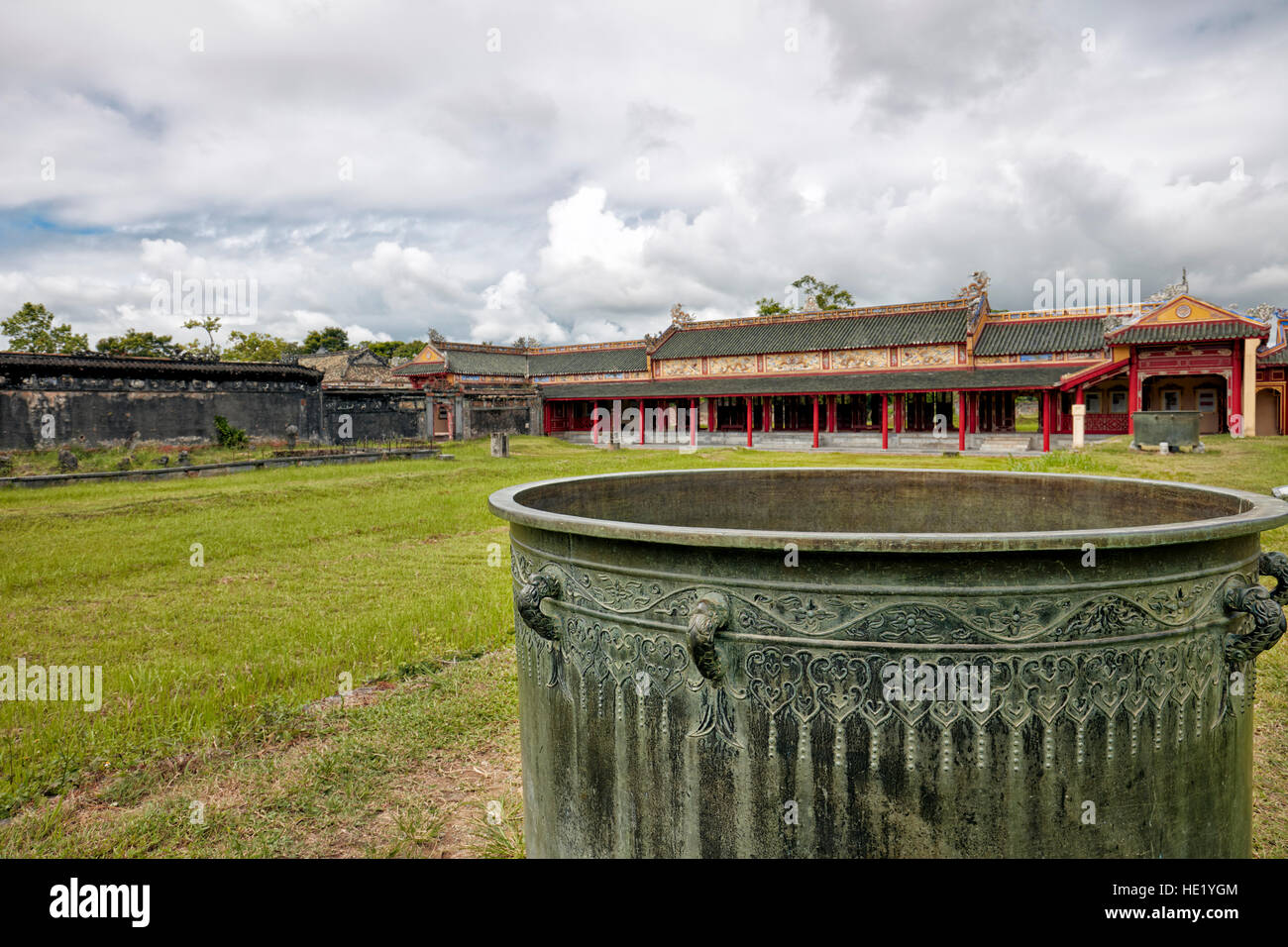 Calderone di bronzo in Khon Thai (residenza della regina appartamento privato). Città Imperiale, tonalità, Vietnam. Foto Stock