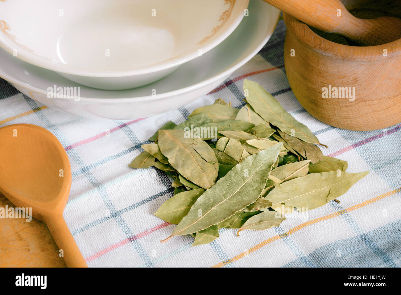 Verde a secco foglie di alloro pronti per la cottura Foto Stock