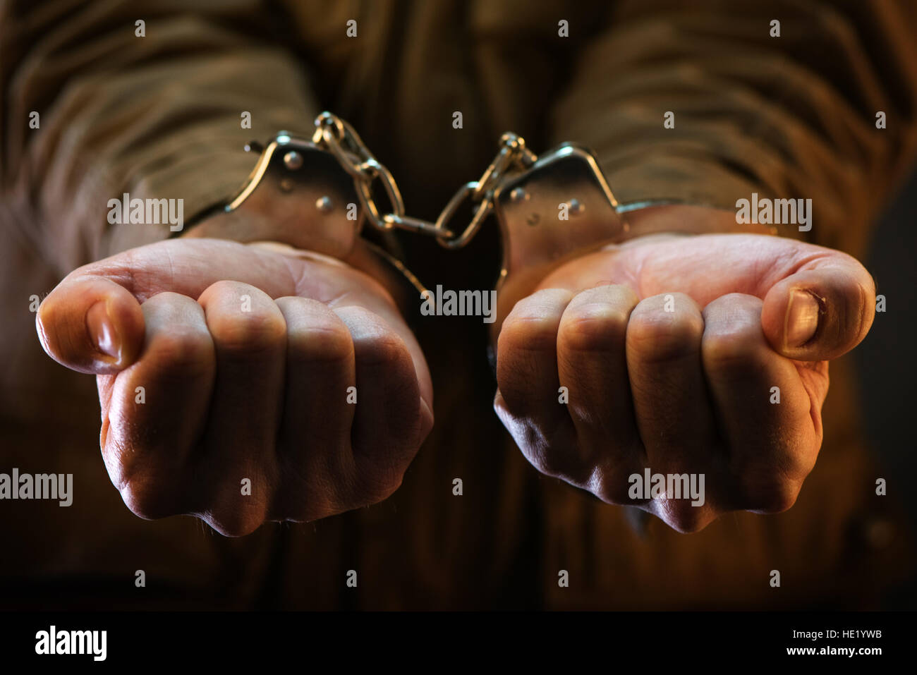 Soldato ammanettati, arrestato maschio ufficiale dell esercito in prigione oscura cella Foto Stock