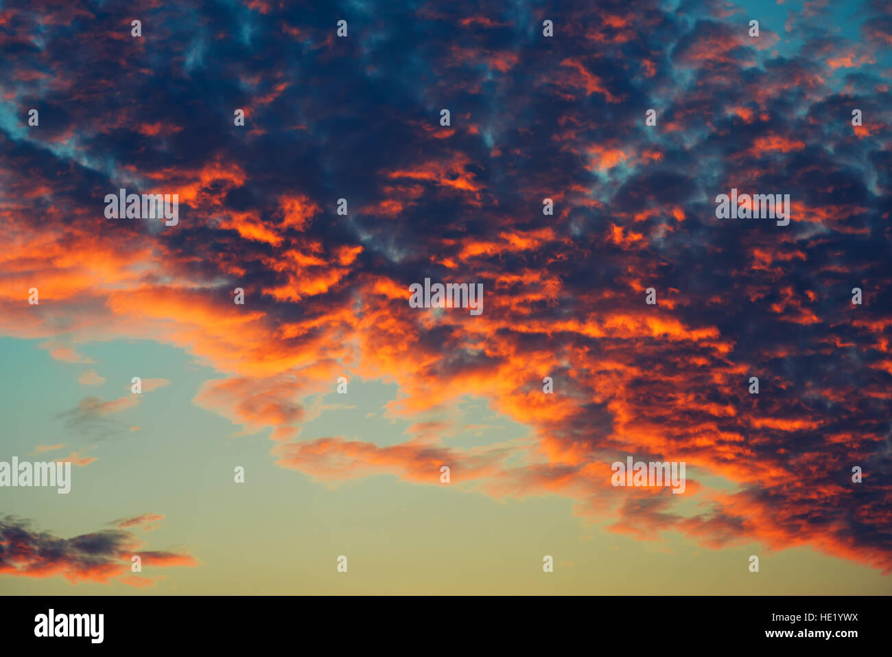 Nuvole di colore arancione in inverno al tramonto, bellezza in natura Foto Stock