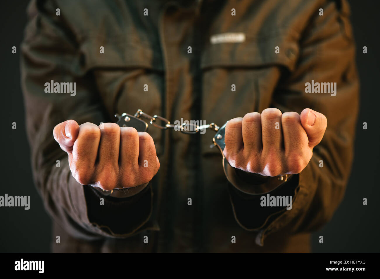 Soldato ammanettati, arrestato maschio ufficiale dell esercito in prigione oscura cella Foto Stock