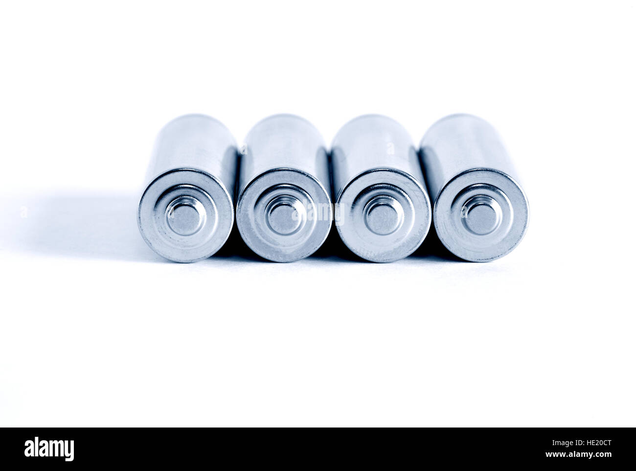 Pochi ordinaria delle batterie in una fila su sfondo bianco Foto Stock