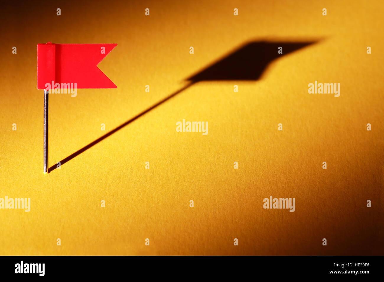 Qualche Disegno bandiera pin sul bel giallo gradiente dello sfondo Foto Stock