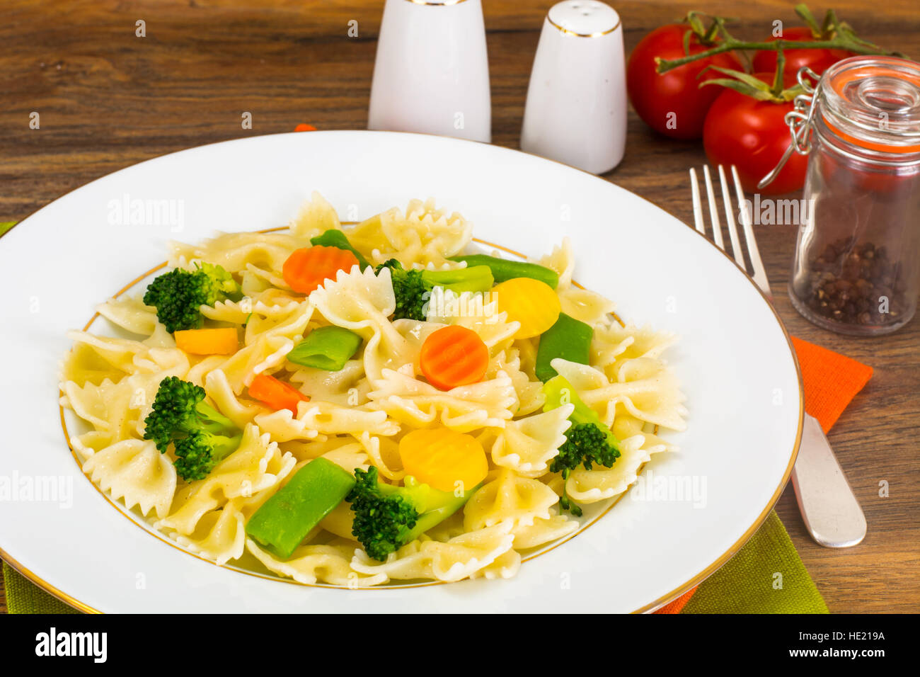 Farfalle di pasta, salsiccia e broccoli Cucina dietetica Foto Stock