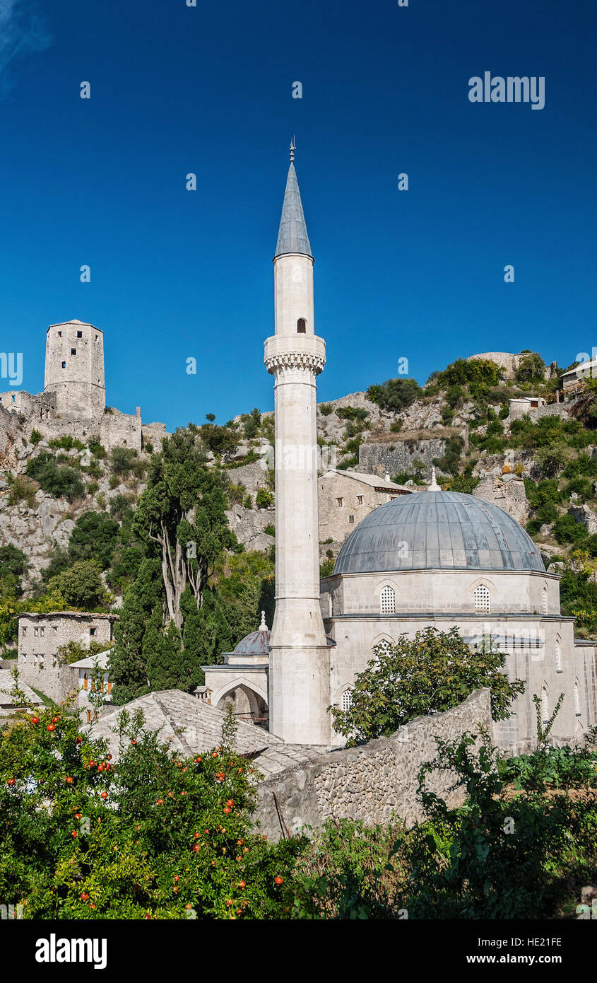 Vista panoramica del villaggio di pocitelj tradizionale architettura di vecchi edifici e moschea in Bosnia Erzegovina Foto Stock