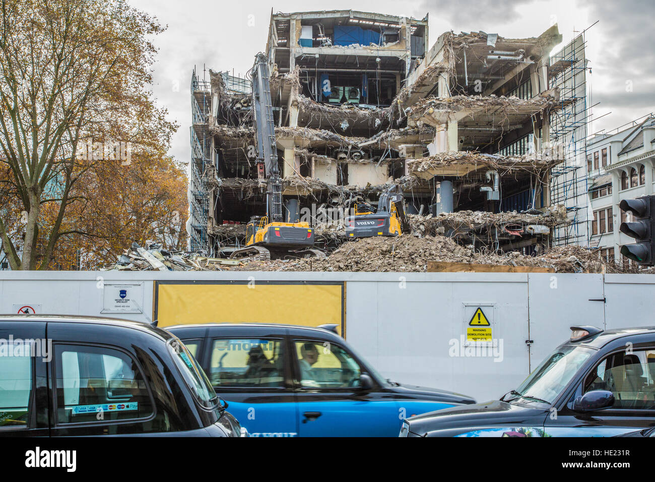 Demolizione di ufficio di Londra il blocco dal livello della strada che mostra Black Cabs Foto Stock