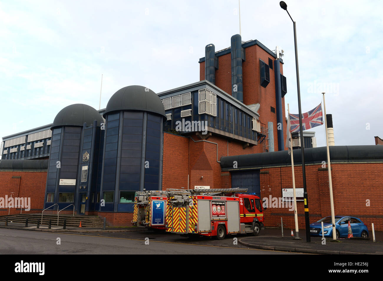 Motori Antincendio fuori HMP Birmingham dove un disturbo è in corso. Il guasto viene segnalato di avere avuto luogo in tutta una serie di ali a gestione privata prigione, con rivendicazioni anche realizzato in media locali che i detenuti hanno fracassato accessori per luce e minacciato di ufficiali. Foto Stock