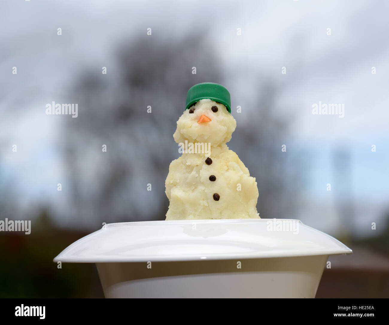 Per compensare la mancanza di neve - purea di patate l'uomo. Foto Stock