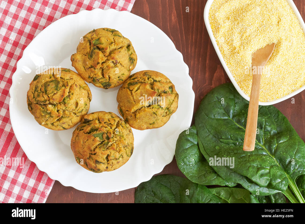 Vegan muffin con spinaci e farina di mais servita su piastra bianca. Vista superiore Foto Stock