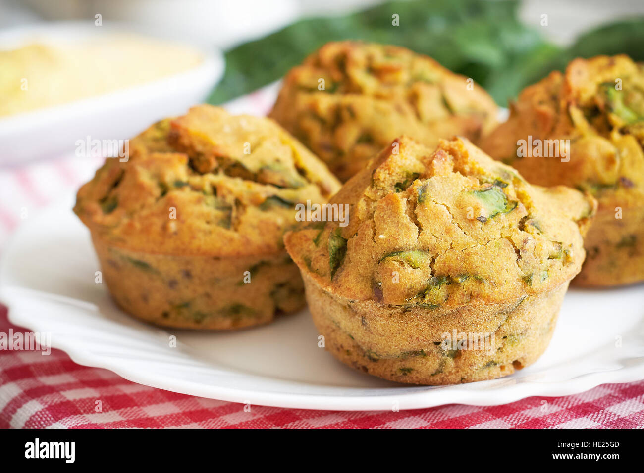 Vegan muffin con spinaci e farina di mais servita su piastra bianca Foto Stock