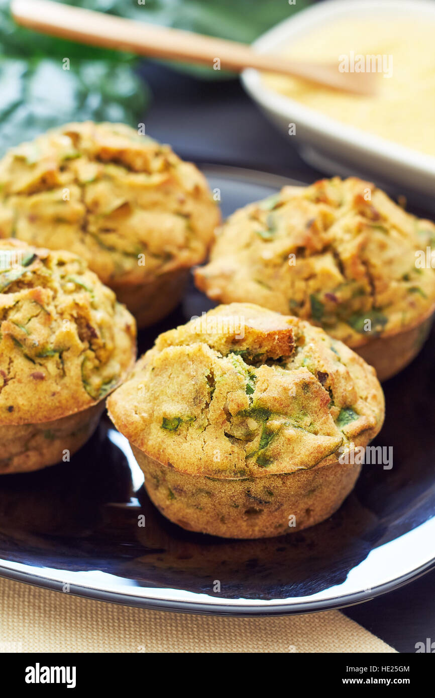 Vegan muffin con spinaci e farina di mais servita su piastra nera Foto Stock