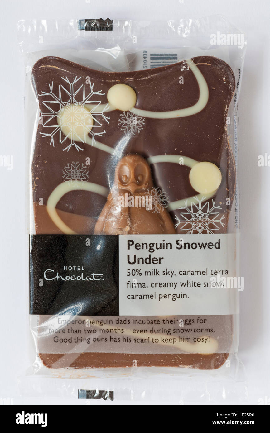 Hotel Chocolat Penguin nevicato sotto il cioccolato confezionati pronti per il Natale isolato su sfondo bianco Foto Stock