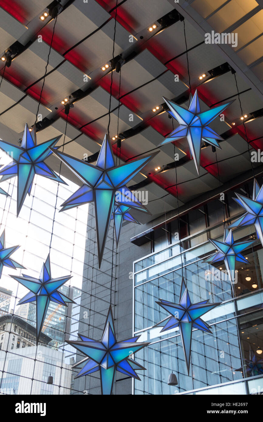 Holiday Star decorazioni in Time Warner Center a Columbus Circle, NYC Foto Stock