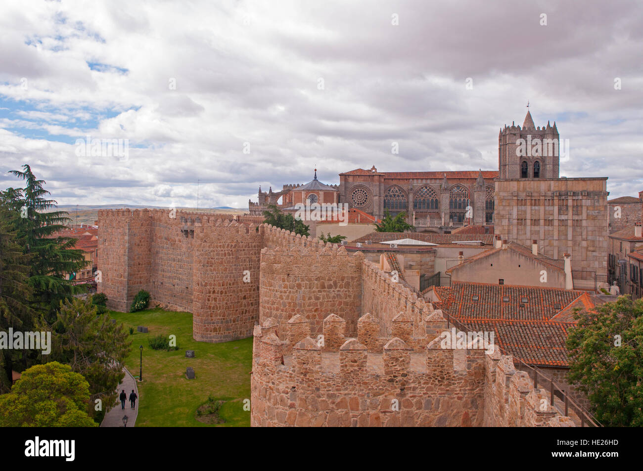 La cattedrale dietro il muro a Avila Spagna Foto Stock