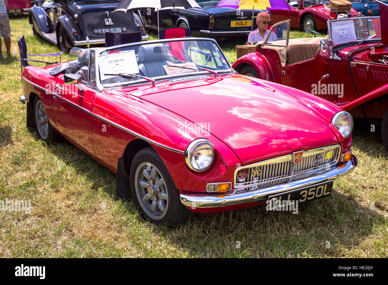 Un MGB Roadster auto sportive degli anni settanta in un paese mostrano Foto Stock
