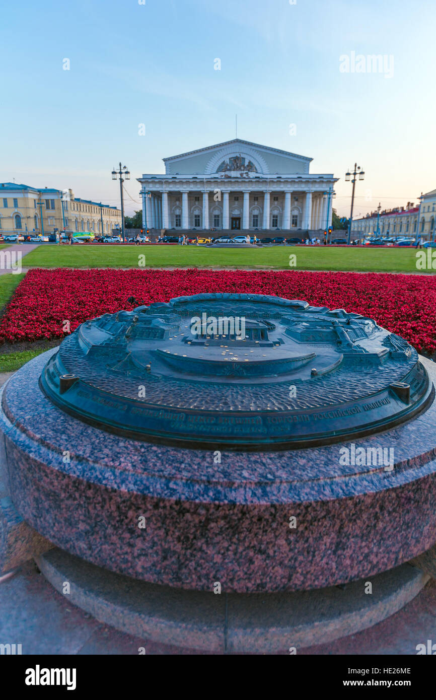 SAINT PETERSBURG, Russia - Luglio 25, 2014: scala di bronzo mo5el della freccia di Vasilevsky island e la costruzione di exchange Foto Stock