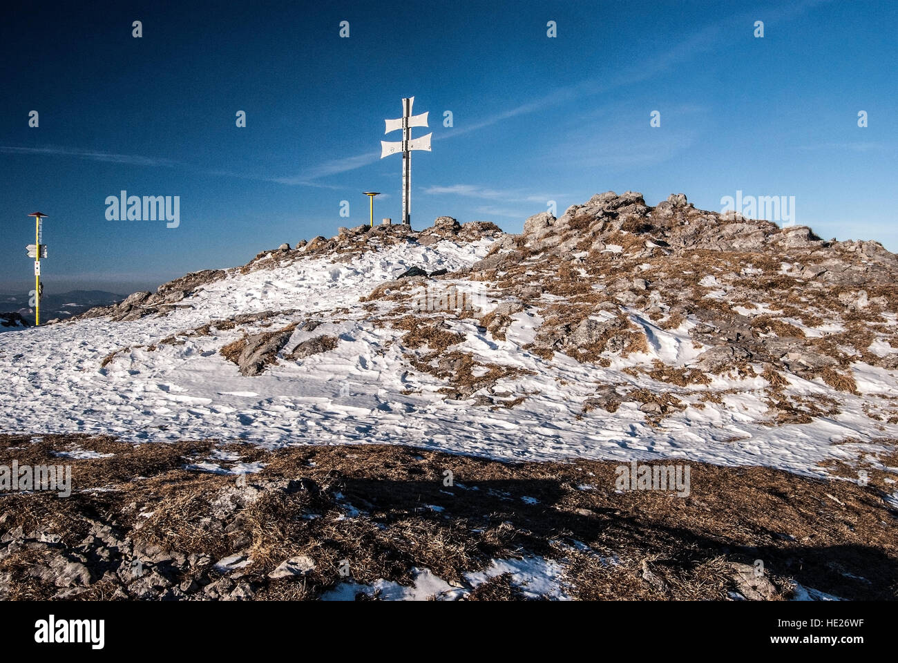 Klak hill con rocce, neve, croce patriarcale e cielo chiaro in inverno Mala Fatra montagne in Slovacchia Foto Stock