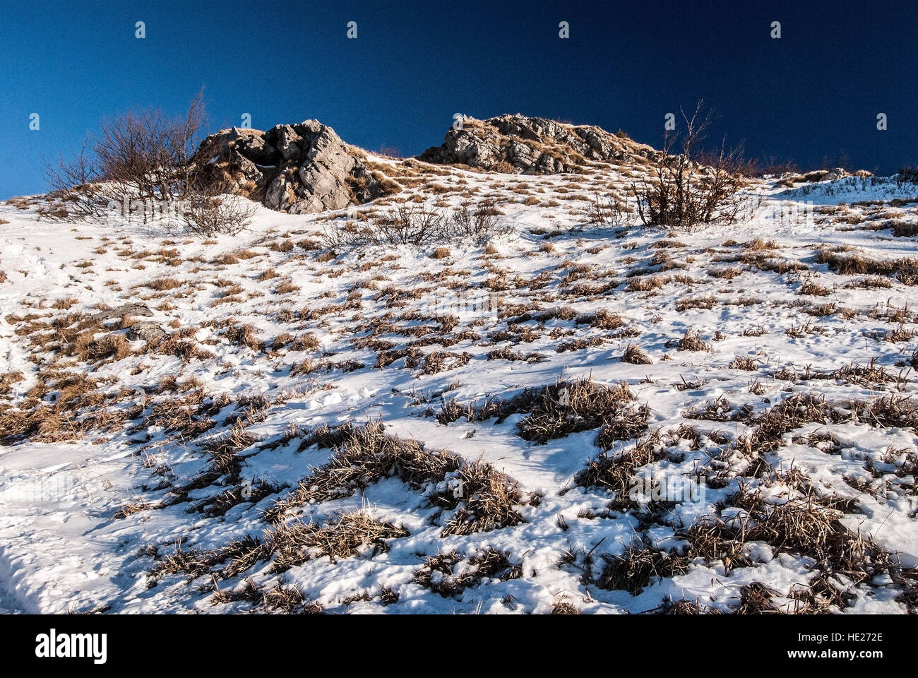 Klak hill con rocce, neve e cielo chiaro in inverno Mala Fatra montagne in Slovacchia Foto Stock