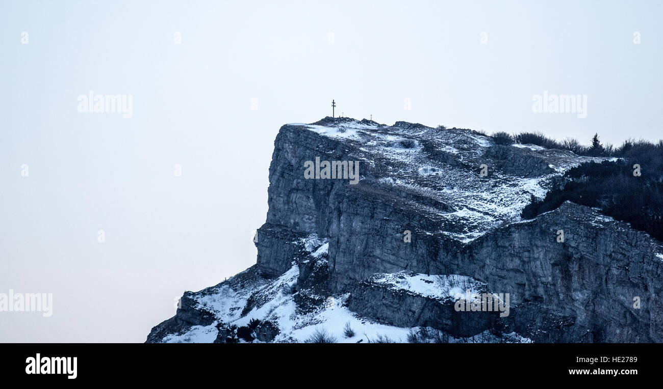 Rocce calcaree Klak collina nella parte meridionale della Mala Fatra montagne in Slovacchia durante l inverno mattina con cielo chiaro Foto Stock
