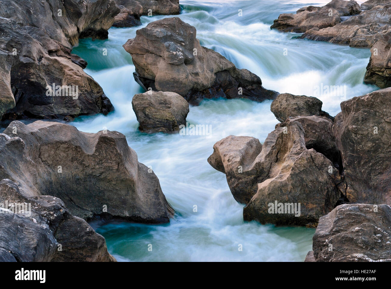 Portogallo Alentejo: Fiume Guadiana come piccola cascata in Pulo do Lobo Foto Stock