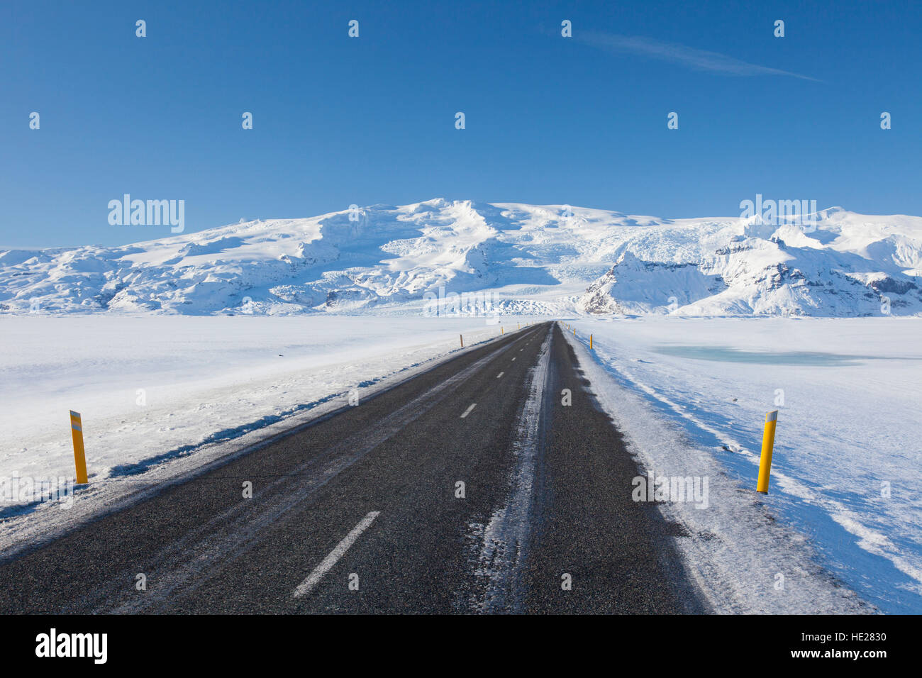 Percorso 1 / anello stradale a due corsie della strada nazionale in paesaggi innevati, Sud Islanda Foto Stock