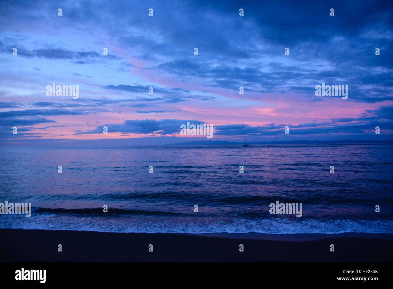 Cielo di tramonto sull'Oceano Pacifico Foto Stock