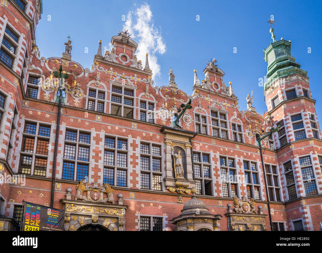 Polonia, Pomerania, Gdansk (Danzica), il floridly decorata facciata est del stile olandese grande arsenale (Großes Zeughaus) Foto Stock