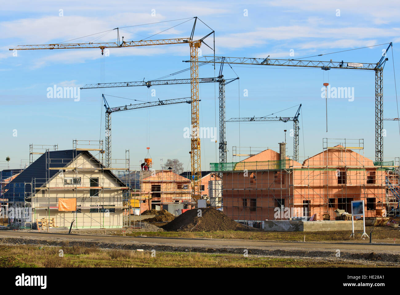 Molte case residenziali sotto la costruzione di edifici con molte gru Foto Stock