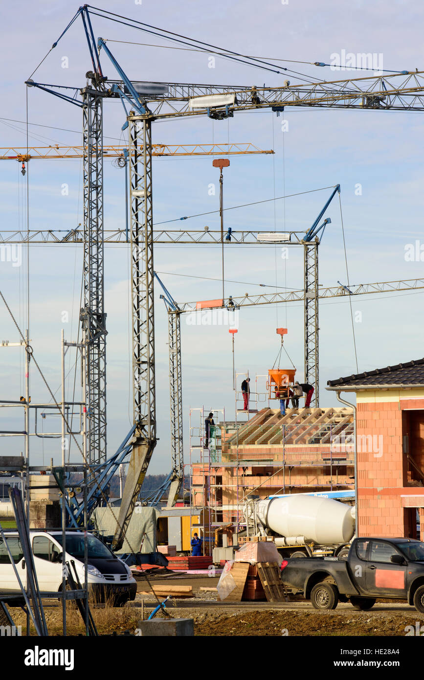 Molte case residenziali sotto la costruzione di edifici con molte gru Foto Stock