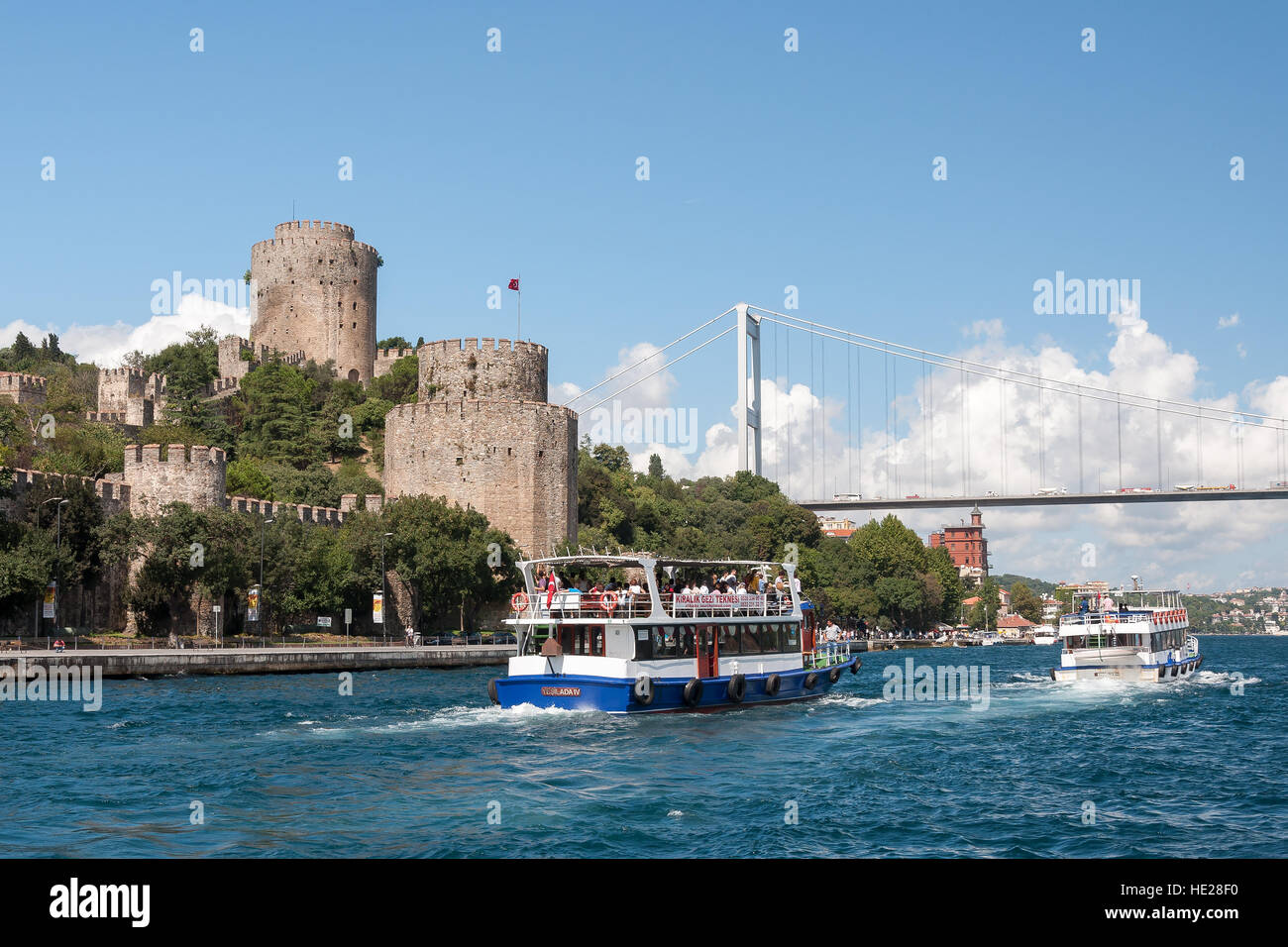 Navi da crociera al Bosforo stretto con Fatih Sultan Mehmet e Fortezza di Rumeli Hisari, Istanbul, Turchia, Medio Oriente Foto Stock