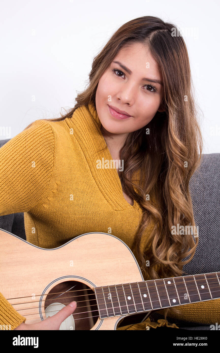 Bella donna a suonare la chitarra Foto Stock