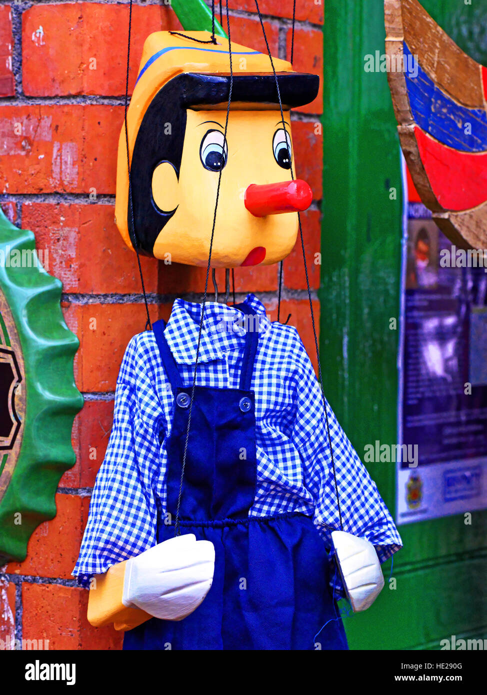 Pinocchio burattino di legno a Tynemouth Mercato delle pulci Foto Stock