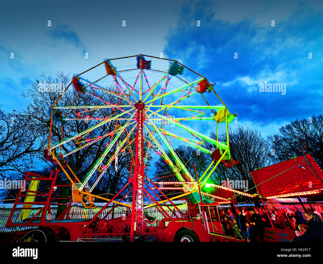 Ruota panoramica Ferris bambini in attesa a sua volta North Shields Foto Stock