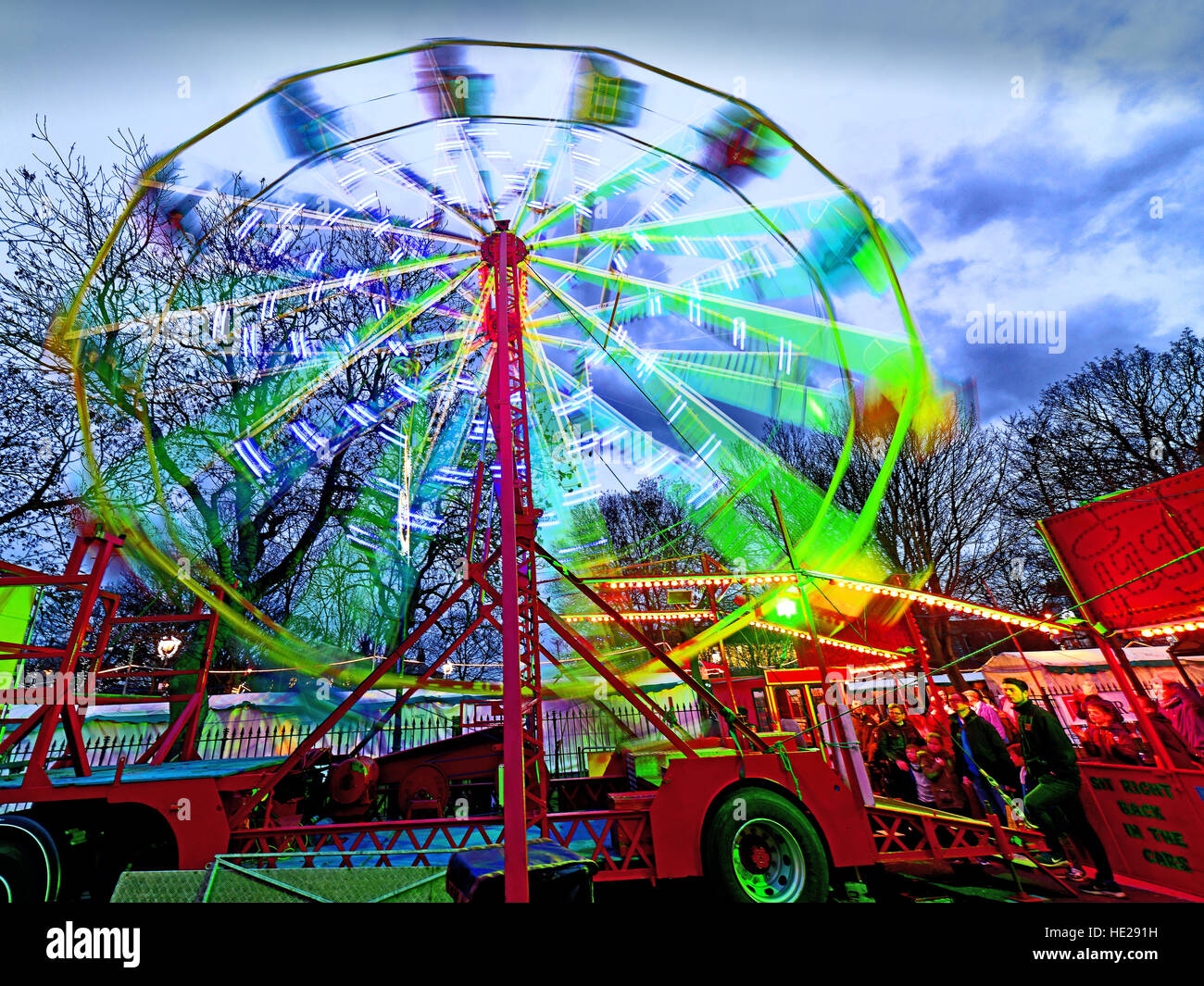 Ruota panoramica Ferris bambini in attesa a sua volta North Shields Foto Stock