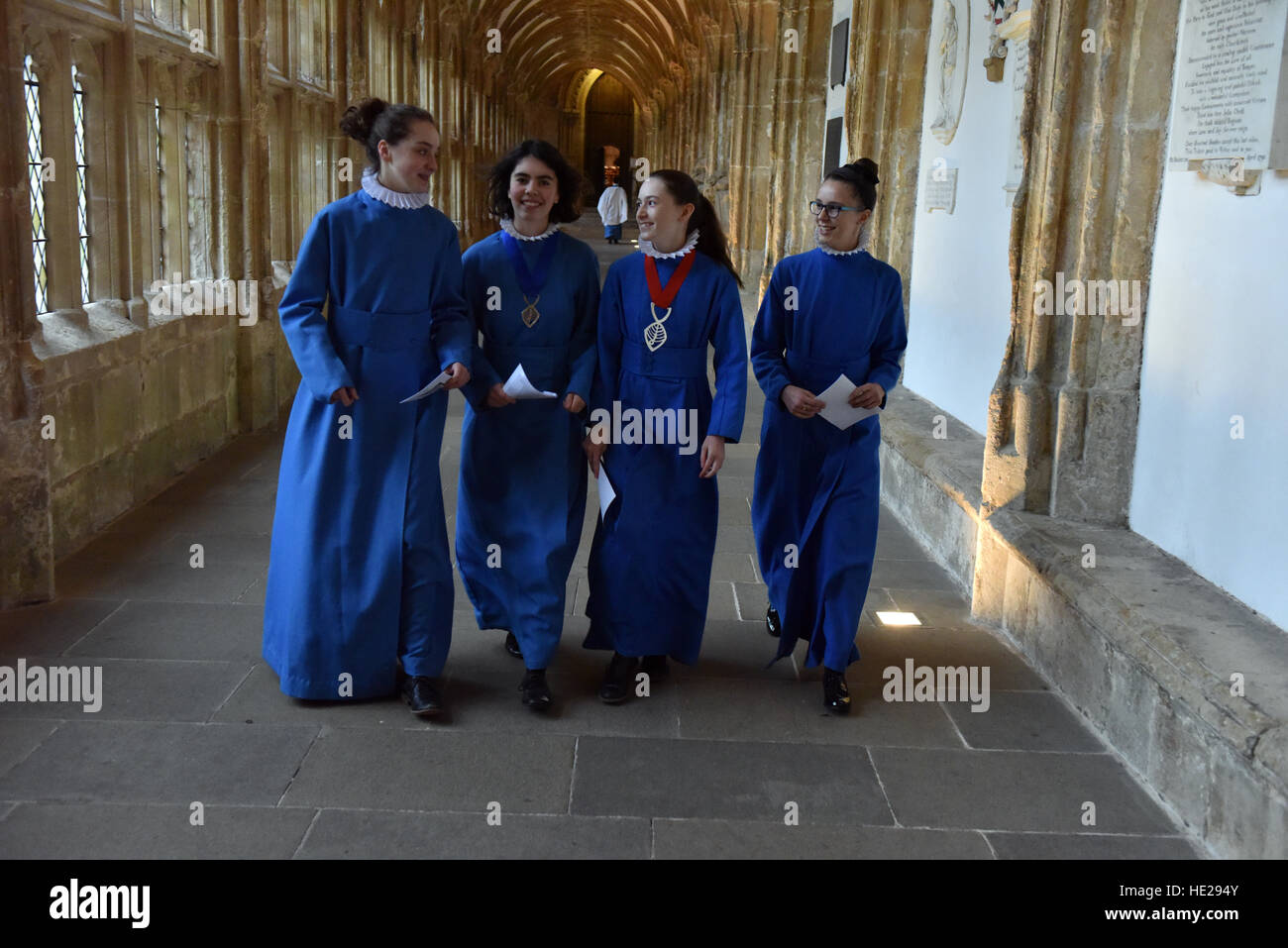 Cattedrale di Wells coro coristi preparazione per evensong il giorno di Pasqua nella canzone la scuola a Cattedrale di Wells. Foto Stock