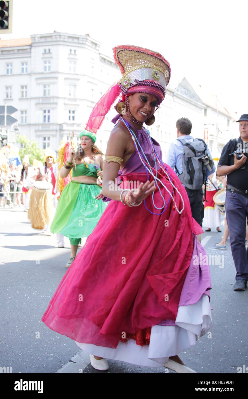Diversi gruppi di Samba e ballerini eseguono a Carnevale delle culture su Giugno 8, 2014 a Berlino Germania. Foto Stock