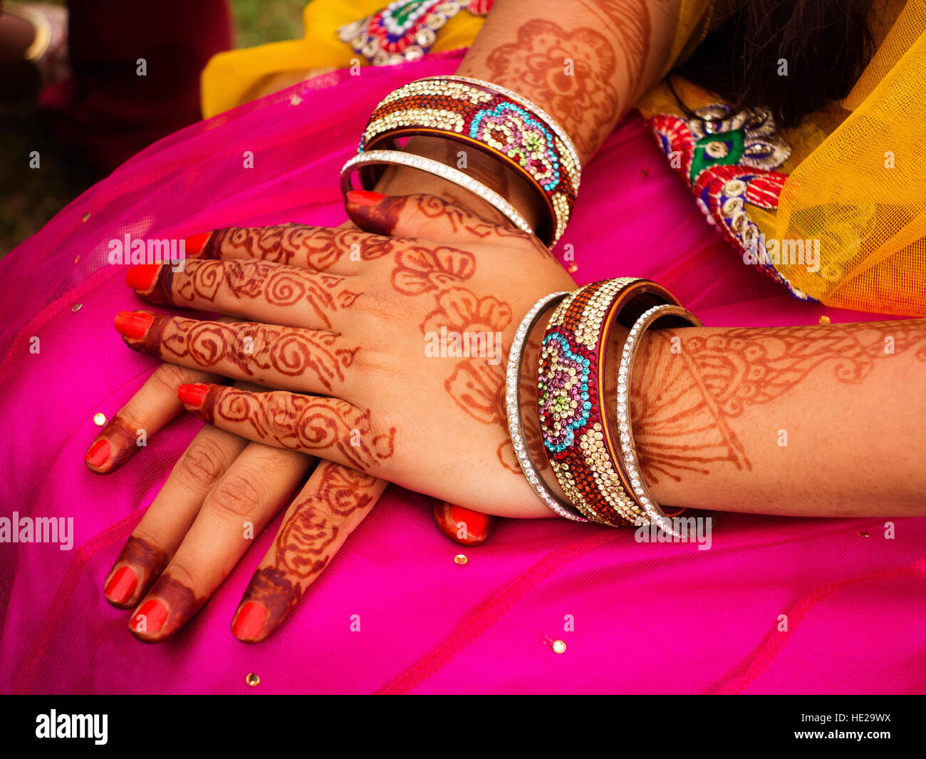 Henna disegni sulla mano di una giovane ragazza indiana, Ramnagar, Uttarakhand, India Foto Stock