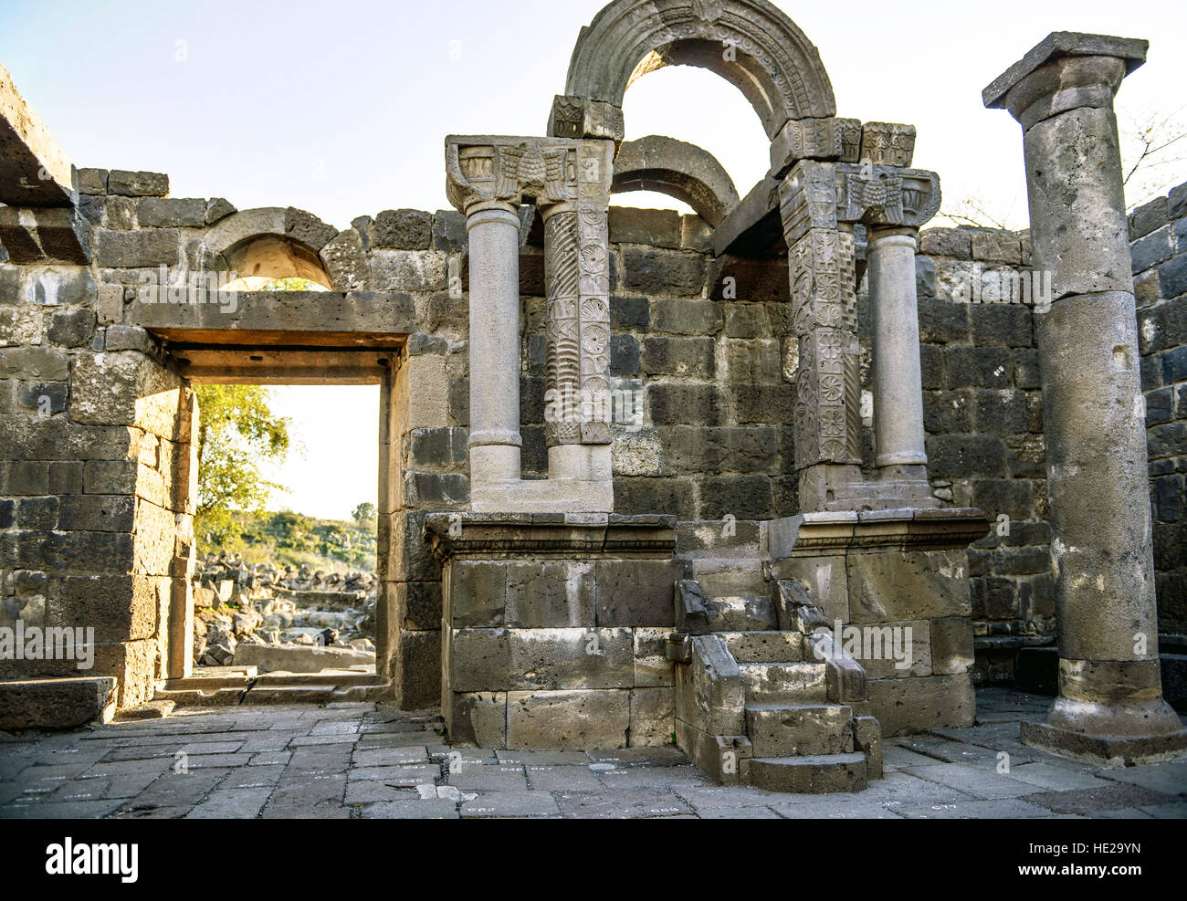5854. Um el Kanatir, Golan, epoca romana città ebraica risalente 6-8Th. C. immagine mostra i ben conservati resti della sinagoga e l'arca. Foto Stock