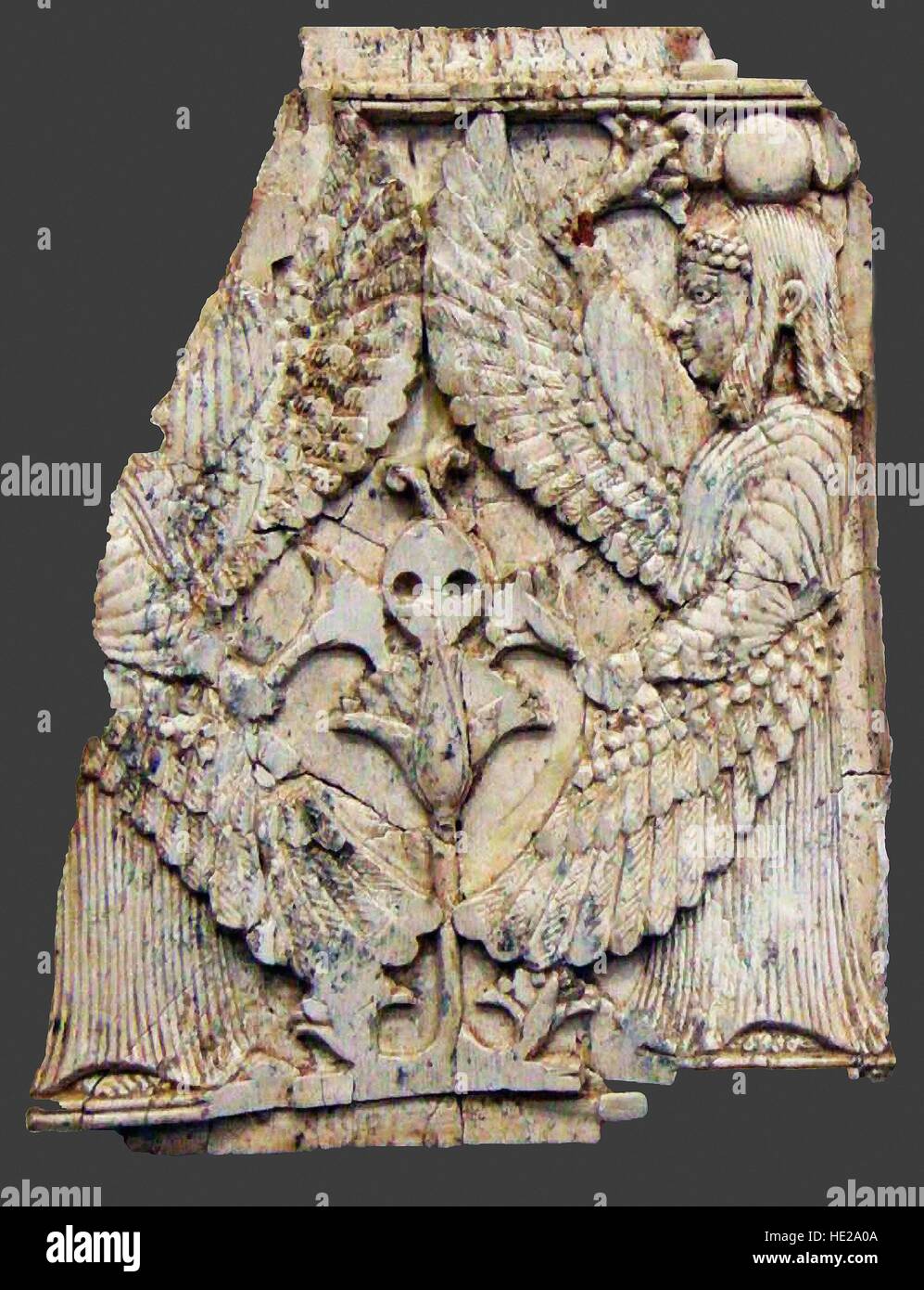 6015. La placca d'Avorio raffiguranti creature alate. Nimrud, Mesopotamia, 8-7Th. C. BC. Foto Stock