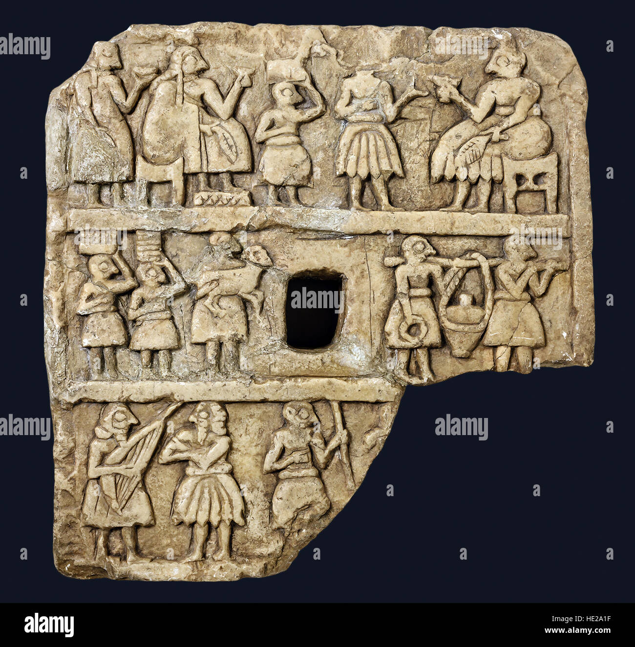 6025. Scolpito in pietra lapide raffigurante una scena di banchetto rituale e musicisti. Khafajeh, Iraq, Mesopotamia c. 2600-2300 A.C. Foto Stock