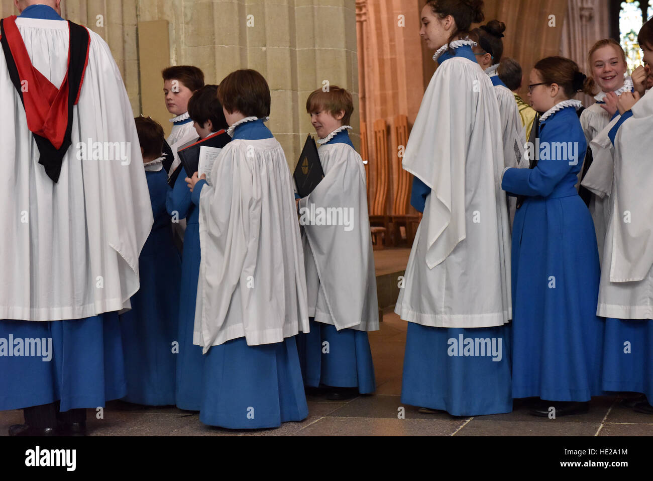 Cattedrale di Wells coro compresi coristi prima evensong il giorno di Pasqua alla Cattedrale di Wells. Foto Stock