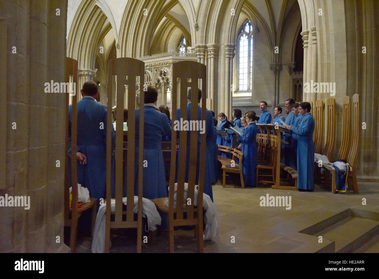 Grande coro da pozzi coro della cattedrale il giorno di Pasqua ripassando per evensong nella navata a Cattedrale di Wells. Foto Stock