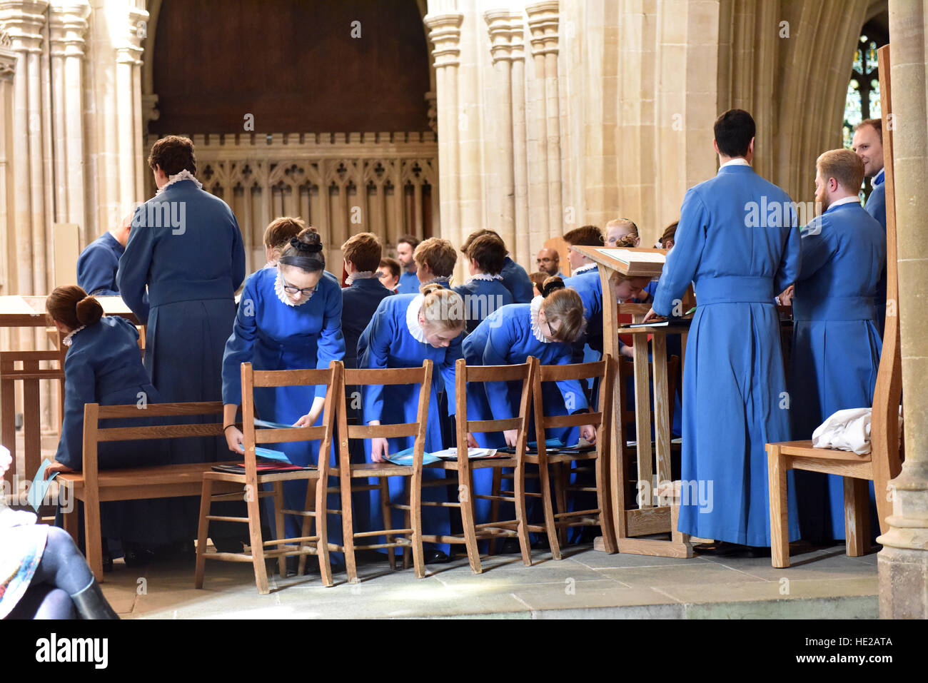 Coristi da pozzi coro della cattedrale il giorno di Pasqua ottenere pronto e ripassando per evensong. Foto Stock