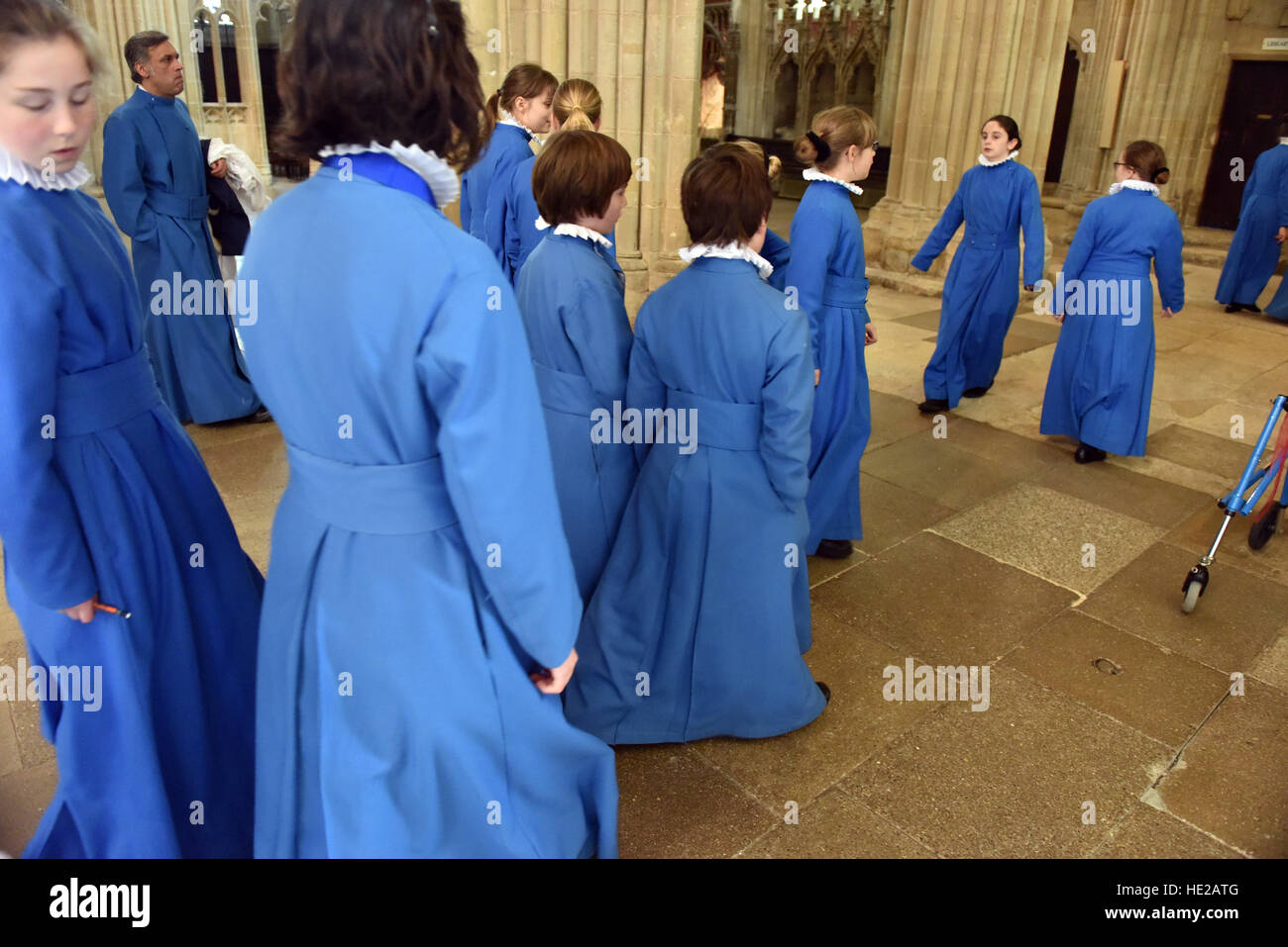 Cattedrale di Wells coro coristi a Evensong il giorno di Pasqua a piedi attraverso il transetto a Cattedrale di Wells, Foto Stock