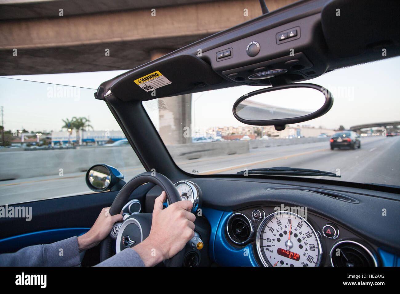 In arrivo,a,da,airport,da,auto,guida mini cabrio sulla superstrada,Expressway, strada sulla rotta verso l'Aeroporto di Los Angeles in Los Angeles,L.A.,California , Stati Uniti d'America. Foto Stock