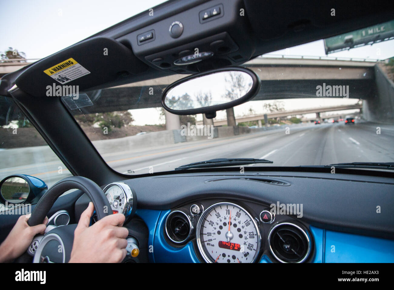 In arrivo,a,da,airport,da,auto,guida mini cabrio sulla superstrada,Expressway, strada sulla rotta verso l'Aeroporto di Los Angeles in Los Angeles,L.A.,California , Stati Uniti d'America. Foto Stock