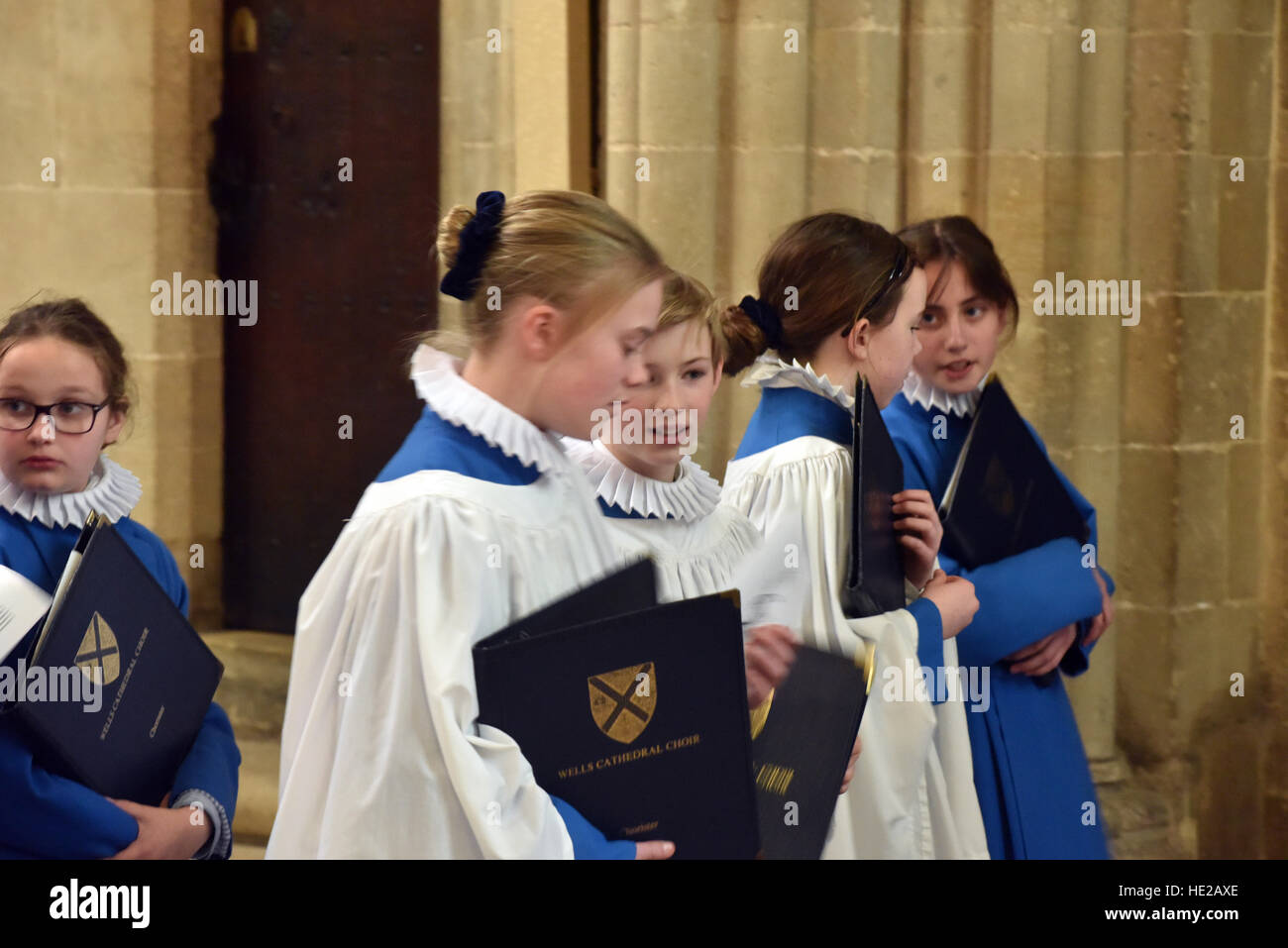 Cattedrale di Wells coro coristi a Evensong il giorno di Pasqua a piedi attraverso il transetto a Cattedrale di Wells, Foto Stock